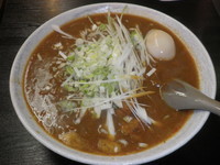 「カレー麺・麺多め（７５０円）サービス半ライス（０円）」@二代目めん家 味味の写真