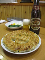 「餃子一皿（30個）　1500円」@満腹の写真