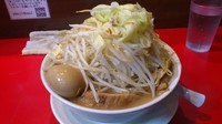 「豚ラーメン＋味玉（ヤサイマシ・ニンニク）」@用心棒の写真