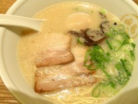 「豚骨プレーン＋味玉」@TOKYO 豚骨 BASE MADE by 博多一風堂 ecute品川サウス店の写真