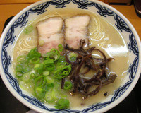 「博多らーめん（替え玉3玉無料）￥680」@由丸 神田小川町店の写真