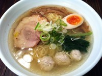 「鶏だし塩らーめん　６００円＋鶏だんご１００円」@吉田商店の写真