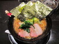 「横浜醤油豚骨（麺固め・味濃いめ・油普通）＋キャベツ」@ラーメン街道一番星 三鷹店の写真