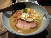 「もつそば+ちゃーしゅー1枚」@和醸良麺 すがりの写真