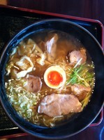 「ブツ切り厚切りチャーシュー麺（魚粉入りスープ）細めん９９０円」@麺's たぐちの写真