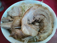 「小豚ラーメン 巻きチャー 麺少なめ」@蓮爾 登戸店の写真