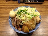 「ラーメン(中)牛ステーキ＋豚＋半熟煮玉子」@ラーメン燈郎の写真