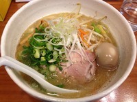 「あっさり 塩らぁめん＋煮たまご（￥690＋￥100）」@麺や 鐙 大和店の写真