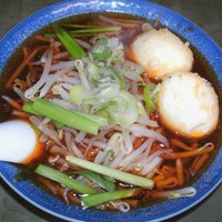 「台湾ラーメン揚げ玉子入り（600円）＋水餃子3個（サービス）」@味功の写真