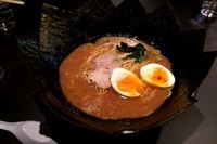 「ラーメン大盛（味濃い目油多め麺固め）+のり+とろ玉子」@匠家 ひたちなか店の写真