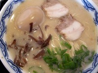 「博多らーめん＋味玉」@由○ 品川港南店の写真