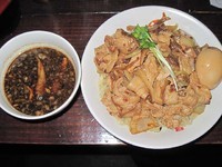 「肉盛りつけ麺並780円＋肉増し250円＋無料味玉」@魁 肉盛りつけ麺 六代目けいすけの写真
