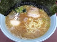 「ラーメン中＋味付玉子＋のり（￥750＋￥110＋￥110）」@本牧家 本店の写真