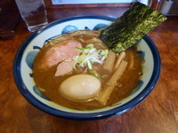 「豚骨醤油らーめん　味玉付き」@つけ麺 目黒屋の写真