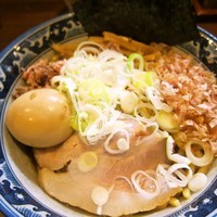 「油そば（小）（７００円）＋燻玉（１００円）」@兎に角 松戸店の写真