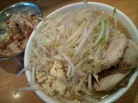 「小ラーメン(X'mas仕様) きざみ玉ねぎ&花かつお」@ラーメン二郎 八王子野猿街道店2の写真