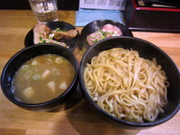 「つけ麺（中盛）+炙りチャーシュー+炙り鶏」@づゅる麺 豚あじ 恵比寿神社前の写真