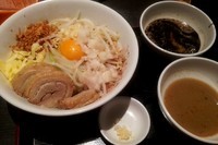 「まぜつけ（中）全マシ+豚」@ジャンクガレッジ 東京ラーメンストリートの写真