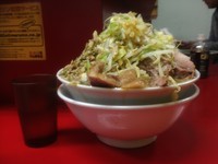 「ラーメン(大)＋豚＋野菜＋一周年記念トッピング」@ラーメン二郎 中山駅前店の写真