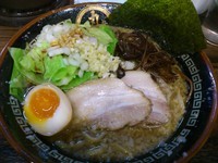 「背脂煮干ラーメン￥700＋温キャベツ￥100＝￥800」@丸め～背脂煮干～の写真