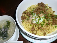 「温玉のせ汁なし坦々麺　７８０円」@城満の写真