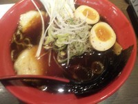「ブラックネギ玉らーめん ￥980」@富山ブラック 麺家いろは 池袋店の写真