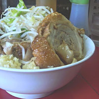 「小豚ラーメン＋ 巻きチャー （麺少なめ、ヤサイ、ニンニク）」@蓮爾 登戸店の写真