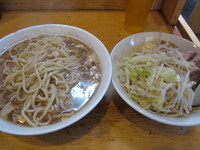 「豚入り＋麺増し（ヤサイニンニクアブラ）」@ラーメン二郎 荻窪店の写真