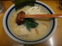 「皮付きらーめん(背脂入り)(700円)」@麺友 一誠の写真