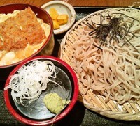 「そばセット(冷そば、ミニかつ丼、漬物)950円」@青山がらり つくば店の写真