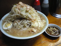 「ラーメン　￥750　ニンニクヤサイ生姜ダレ」@ラーメン富士丸 板橋南町店の写真