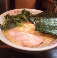 「ラーメン中＋のり＋ほうれん草」@横浜ラーメン六角家 船橋店の写真