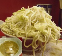 「麺マシ 大ラーメン 650円（ニンニク・ヤサイマシマシ ⇒ 麺マ」@ラーメン二郎 三田本店の写真