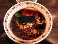 「盛岡醤油老麺(650円)+小ライス(100円)」@松虎亭の写真