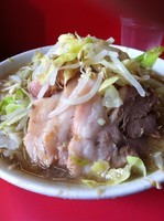 「ラーメン豚入り（700円）ヤサイマシマシ・ニンニク」@ラーメン二郎 三田本店の写真