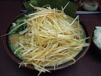 「ネギラーメン750円　中盛100円　半ライス100円」@壱成家 柏店の写真