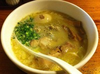 「白鶏らーめん (680円) (+味付玉子)」@鶏の穴の写真