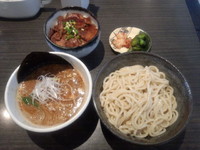 「辛つけ麺（麺冷・普通盛1.5玉）+みそぶた丼」@ぶっこ麺らーめんの写真