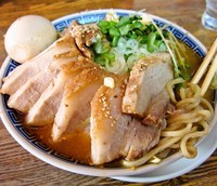 「味噌ラーメン（中盛：無料増量）＋小豚×２＋味玉」@明心角ふじの写真
