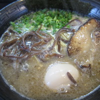 「醤油とんこつらーめん（６５０円）＋味付半熟玉子（１００円）」@らーめん南木の写真