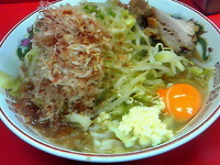 「小ラーメン(野菜増、ニンニク半分)￥680＋鰹節生卵￥100」@赤ひげラーメンの写真