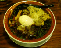 「ニラダレ黒醤油雲呑麺（800円）」@広州市場 西新宿店の写真