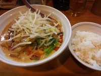 「坦々麺　小ﾗｲｽ【750円】」@芳園 本店の写真