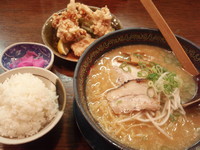 「元祖豚骨らーめん、大盛、銀めし、手作り唐揚げ」@よってこや 川崎藤崎店の写真