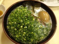「青ネギらーめん＋味玉＋替玉（￥700＋￥50＋￥150）」@とんこつらーめん一龍の写真