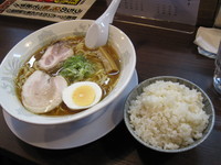 「飛騨高山中華そば　並盛　600円　＋　梅炊込みご飯　100円」@飛騨高山中華そば やまとの写真