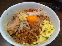 「まぜそば中盛 ＋にんにくチーズアブラ」@ジャンクガレッジ 東京ラーメンストリートの写真