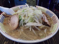 「あっさり醤油中そば740円＋野菜盛100円」@横浜家系元町家の写真