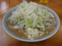 「ラーメン・麺少なめ（７００円）野菜・ニンニク」@ラーメン二郎 新橋店の写真