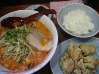 「炎魔ラーメン+大粒ギョーザ+からあげ+のり+ライス」@炎魔山 新宿歌舞伎町店の写真